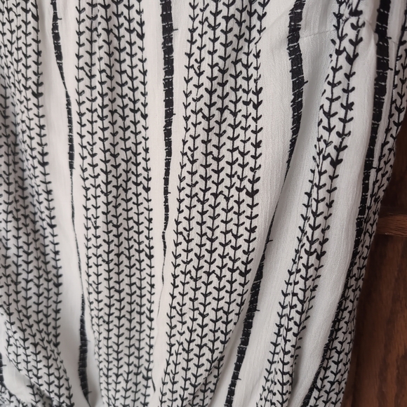 Women's Pink Lily Black & White Patterened Halter Style Jumpsuit Sz. S - Picture 2 of 5